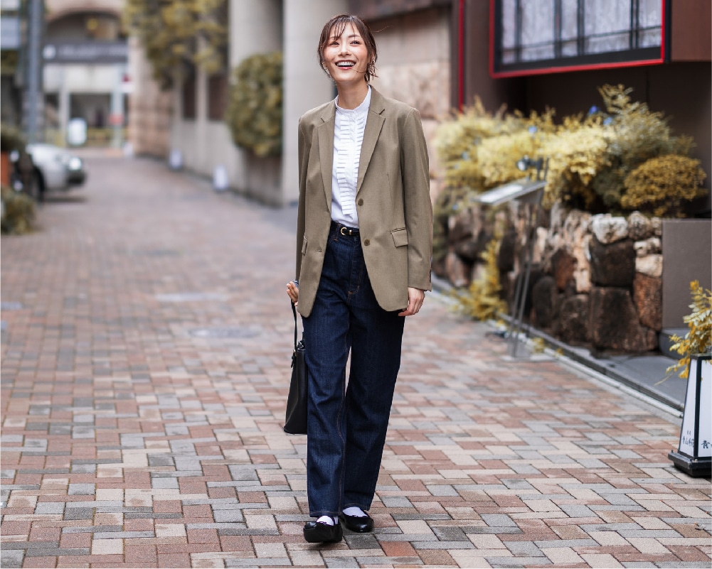 定番の白シャツ×デニムは、甘すぎないフリルで鮮度高く~全身~
