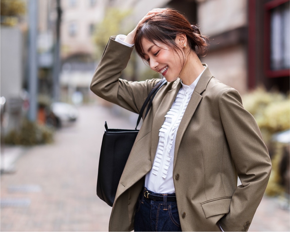 定番の白シャツ×デニムは、甘すぎないフリルで鮮度高く~半身~