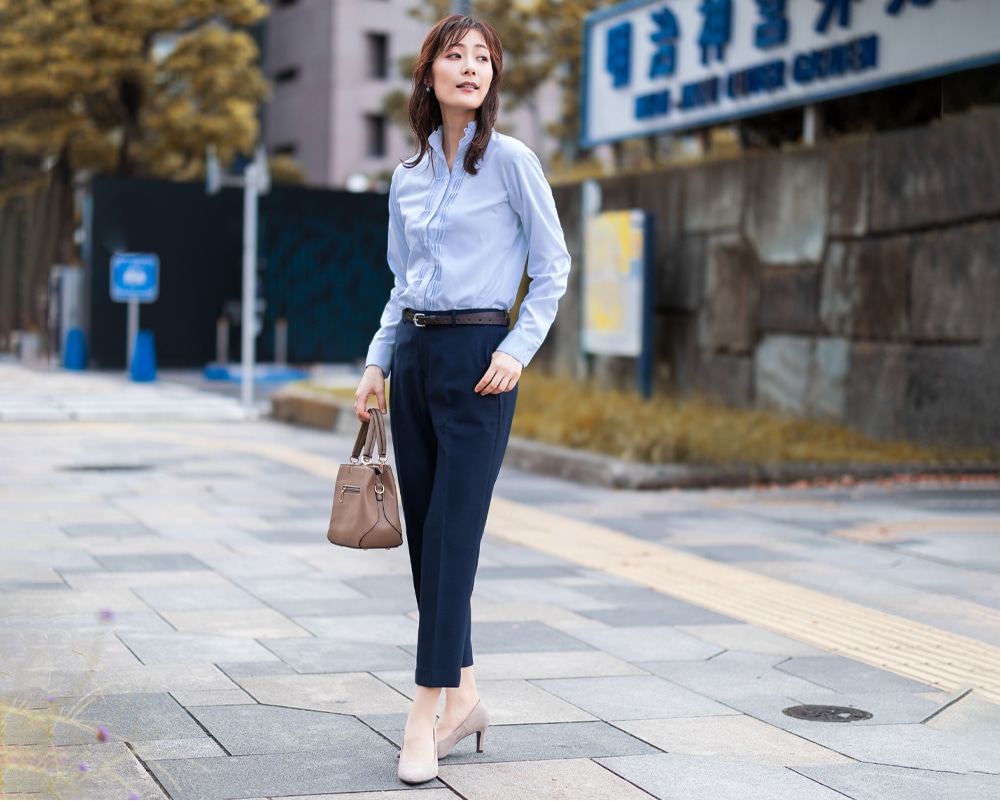 品のある色合いのフリルシャツは、大人女性の魅力を引き上げる~全身~