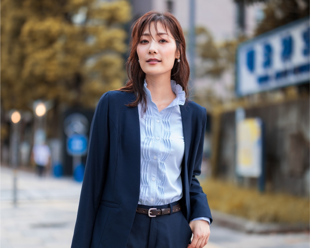 品のある色合いのフリルシャツは、大人女性の魅力を引き上げる~半身~